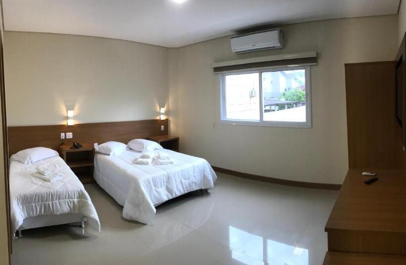 غرفة قياسية ثلاثية, Ipe Palace