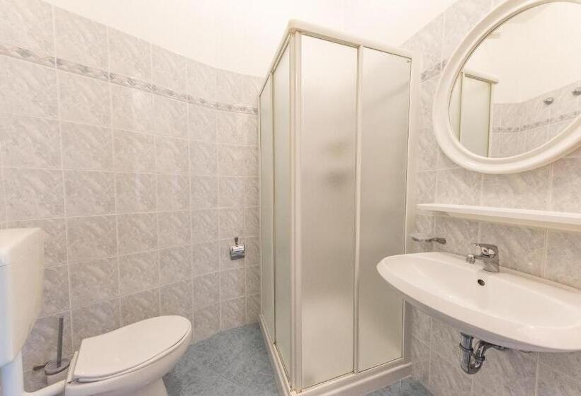 Номер Стандарт Четырехместный Боковой Вид на Море, Majestic