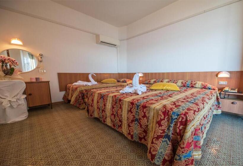 Четырехместный Номер Стандарт Вид на Море, Majestic