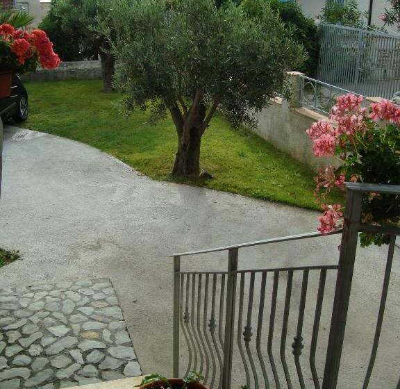 חדר סטנדרט לשלושה עם מרפסת, A Due Passi Dal Mare