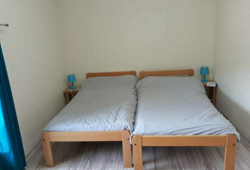 غرفة إقتصادية, Maison De La Monne