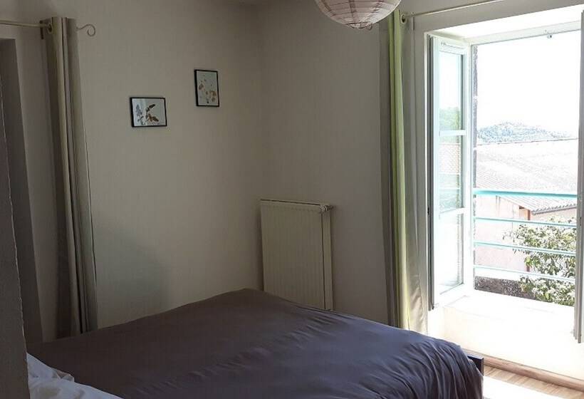 غرفة كلاسيكية ثلاثية, Maison De La Monne