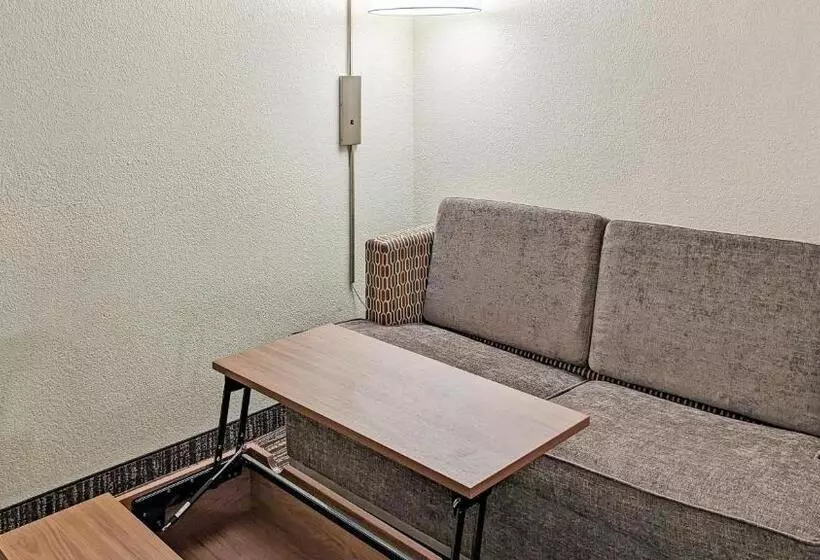 スイート, Estherville Hotel & Suites