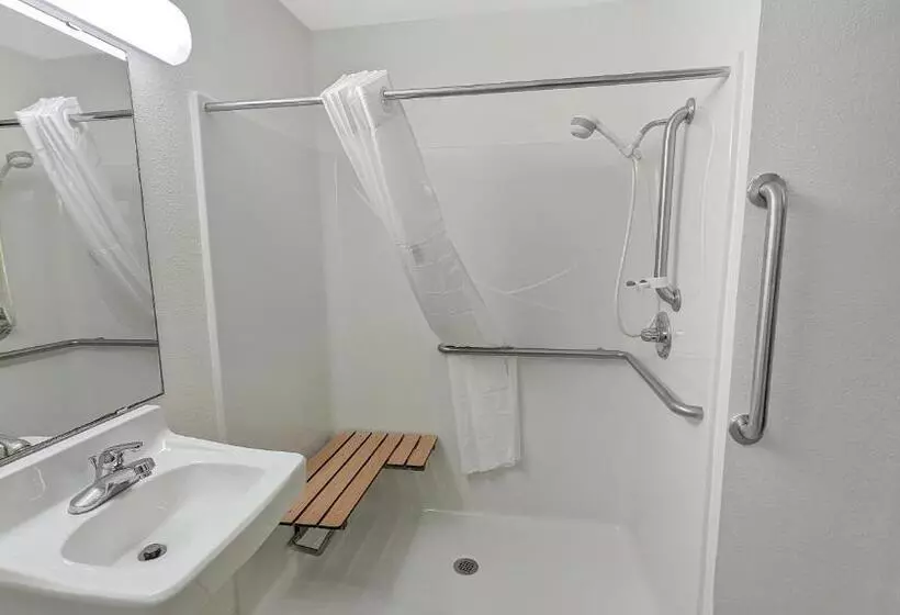 身障者適用キングサイズベッドルーム, Estherville Hotel & Suites