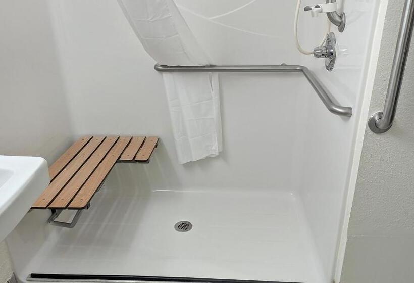 Номер Стандарт Кровать Кинг Адаптированный для Инвалидов, Estherville Hotel & Suites