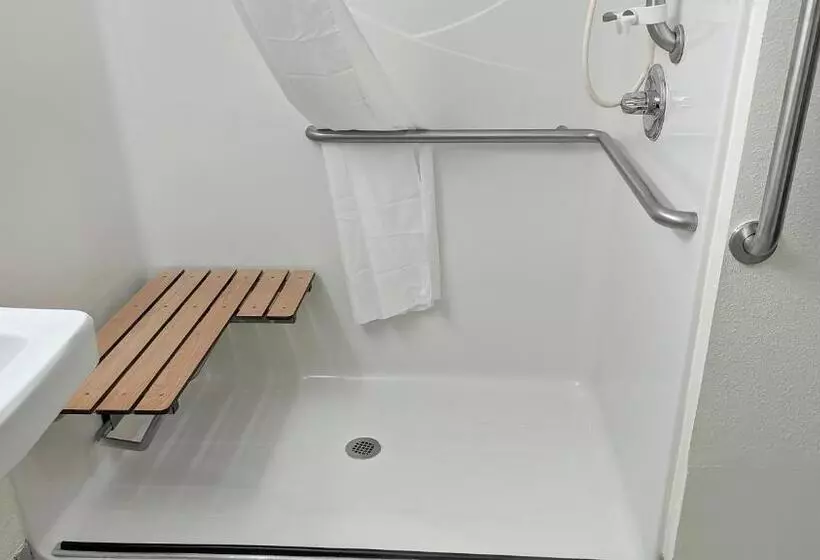 身障者適用キングサイズベッドルーム, Estherville Hotel & Suites