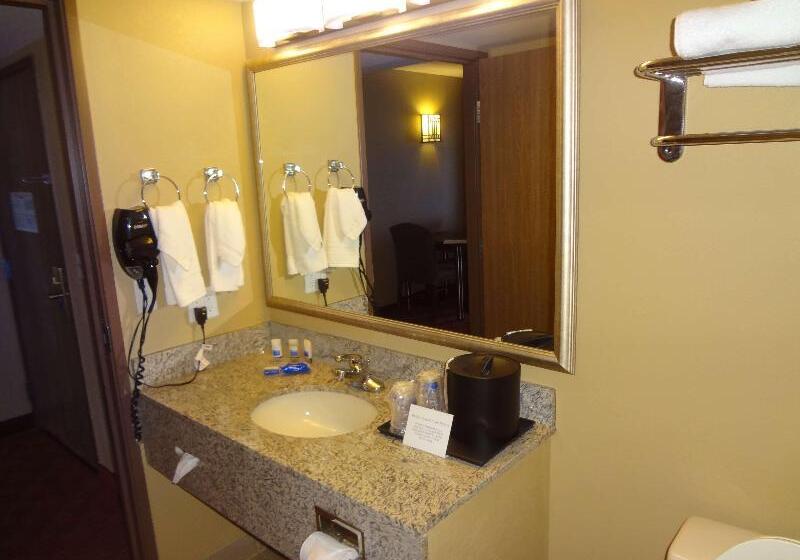 מיטת קינג בסוויטה, Best Western Plus Tulsa Woodland Hills Hotel And Suites