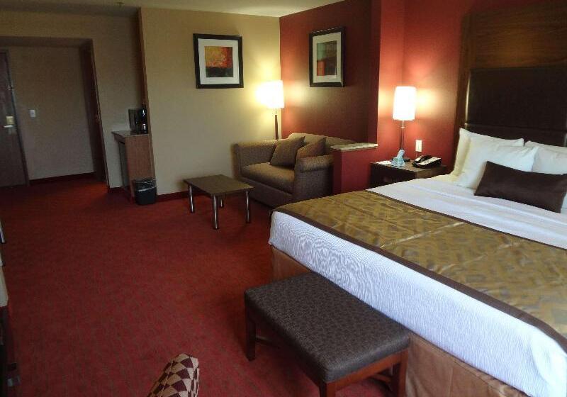 מיטת קינג בסוויטה, Best Western Plus Tulsa Woodland Hills Hotel And Suites