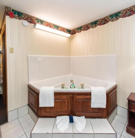 Люкс Кровать Кинг, Ozarka Lodge