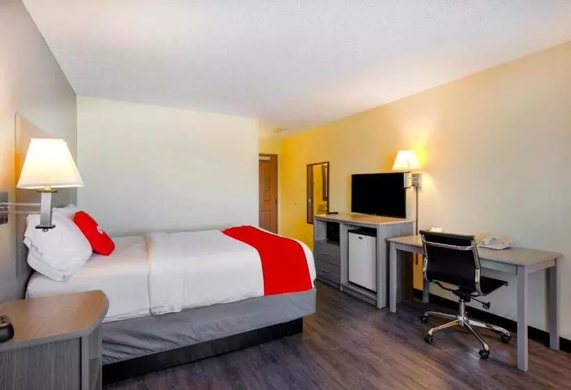 キングサイズベッドのスタンダードルーム, OYO Hotel Castle Rock CO Downtown