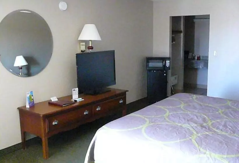 Standard-huone King-vuode, Super 8 By Wyndham Childress