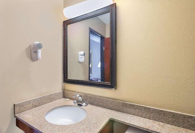 带大床的标准间, Super 8 By Wyndham Tilton/lake Winnipesaukee