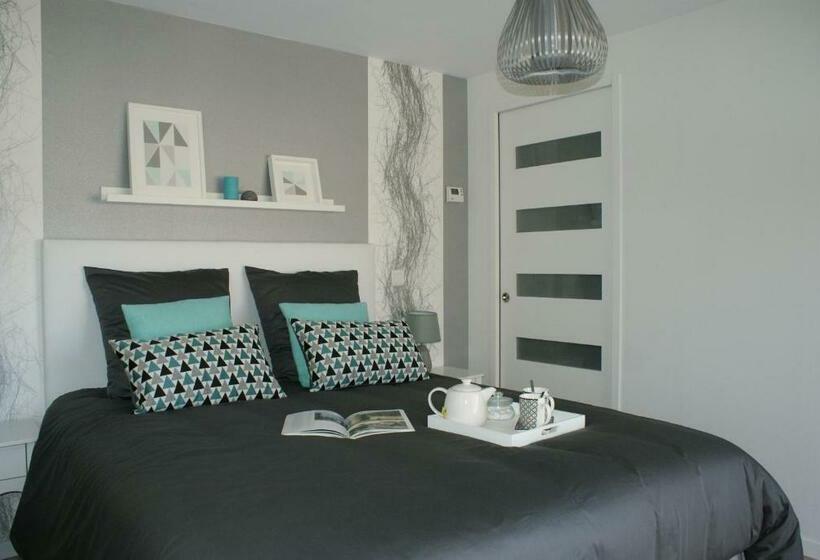 غرفة قياسية مطلّة علي حمام السباحة, Aux Agapanthes