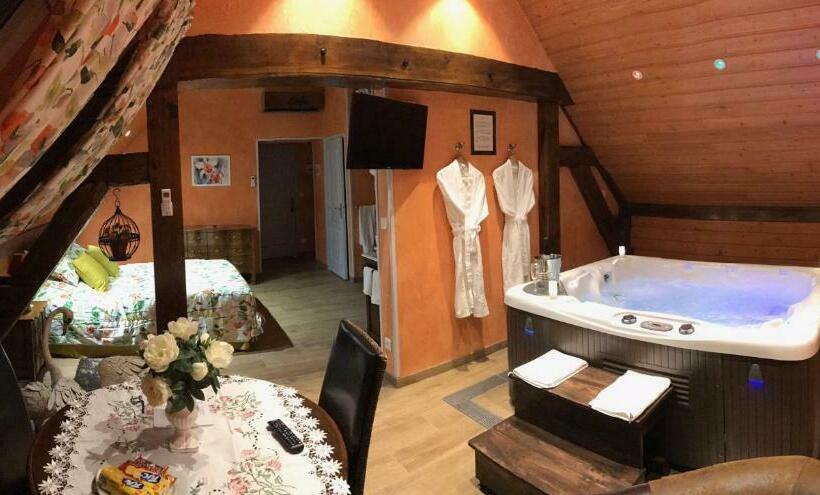 带按摩浴盆的套房, La Ferme Briarde