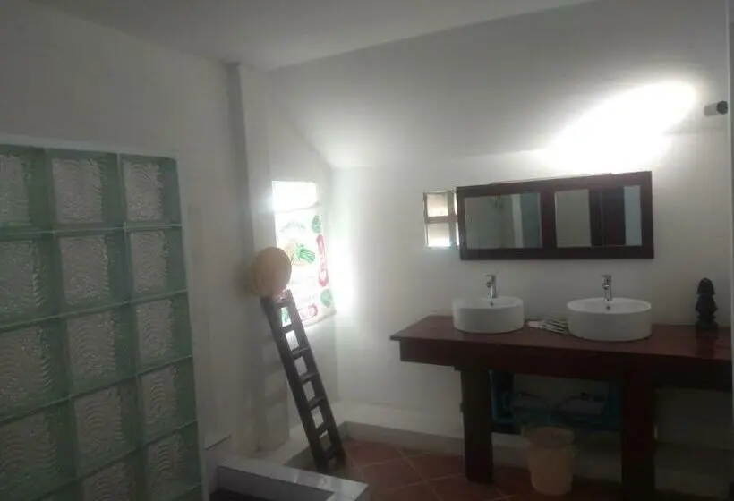 اتاق لوکس, Manoha Villa