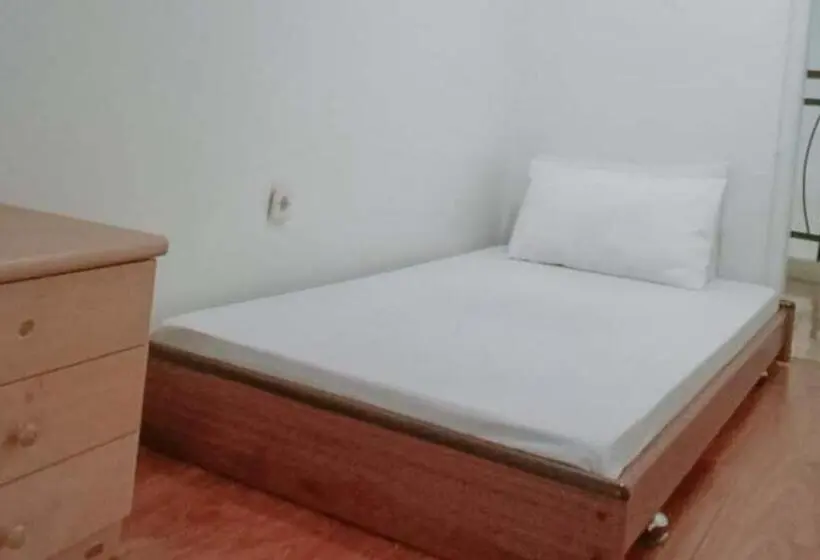 Standard Single Room Shared Bathroom, Villa Lotus E06 Syariah Redpartner