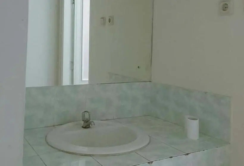 Standard Single Room Shared Bathroom, Villa Lotus E06 Syariah Redpartner