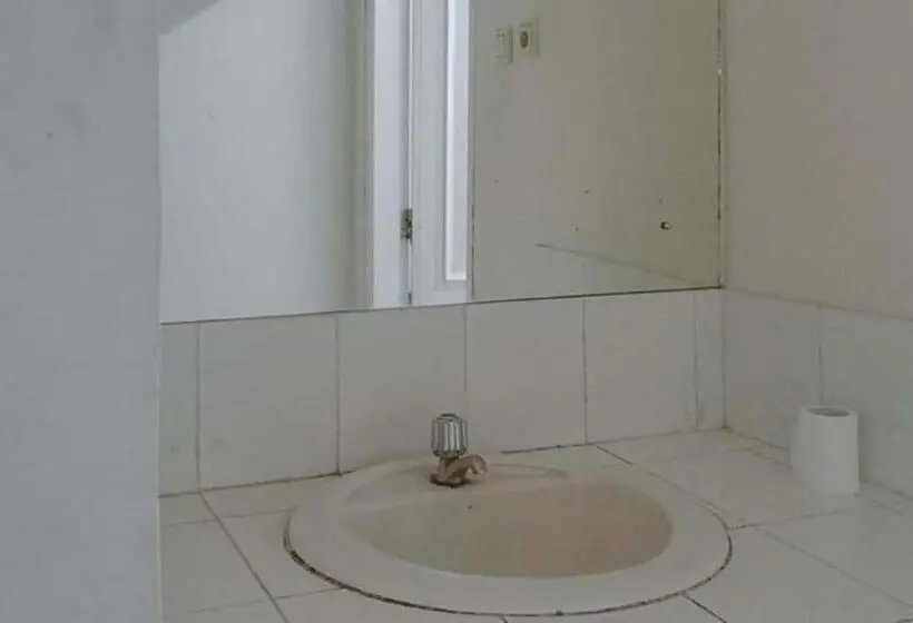 Standard Single Room Shared Bathroom, Villa Lotus E06 Syariah Redpartner