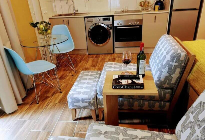 带1个卧室的带阳台的公寓, Urban Oasis Apart