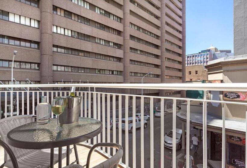 带1个卧室的带阳台的公寓, Urban Oasis Apart