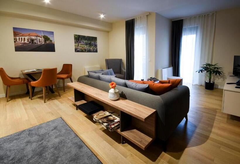 سوییت خانوادگی, Lora