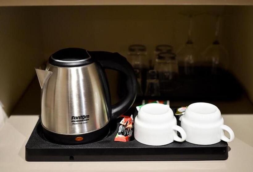 سوییت خانوادگی, Lora