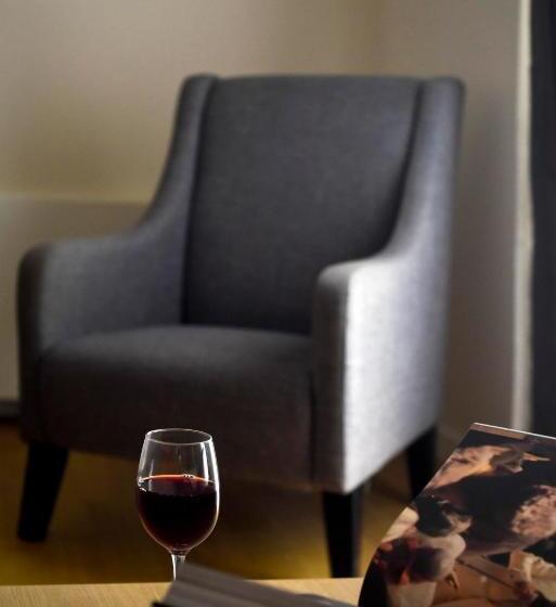 سوییت خانوادگی, Lora