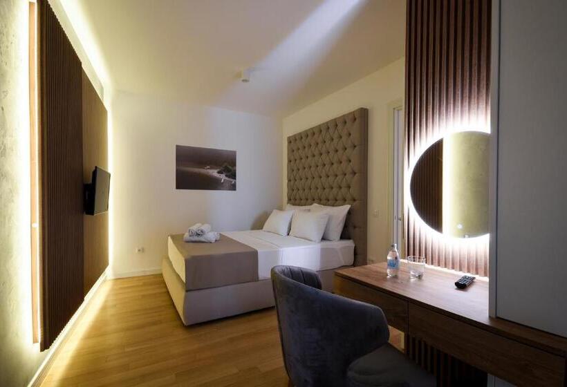 سوییت خانوادگی, Lora