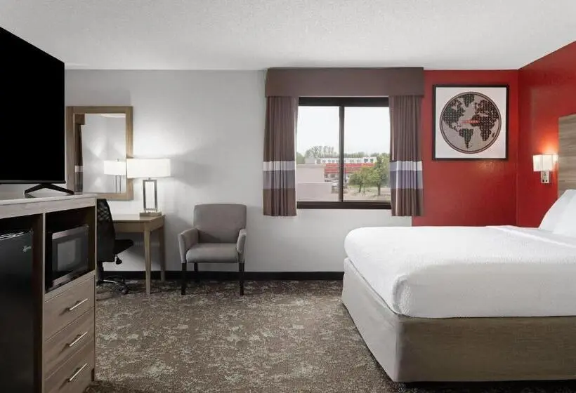 キングサイズベッドのスタンダードルーム, Ramada By Wyndham Cedar Rapids South