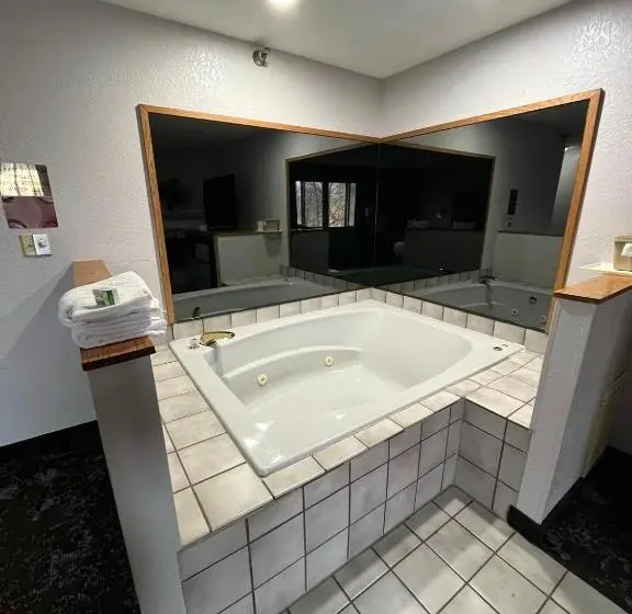 キングサイズベッドのスイートルーム, Ramada By Wyndham Cedar Rapids South