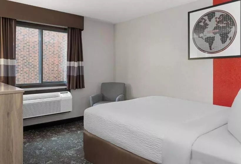 Standard-invahuone Queen-vuode, Ramada By Wyndham Cedar Rapids South