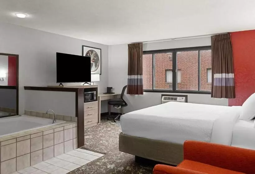 Sviitti King-vuode, Ramada By Wyndham Cedar Rapids South