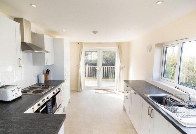 בית, 4 חדרי שינה, Salterns Village