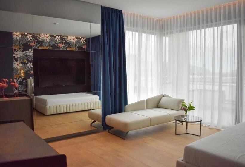 جناح جونيور, Flamingo