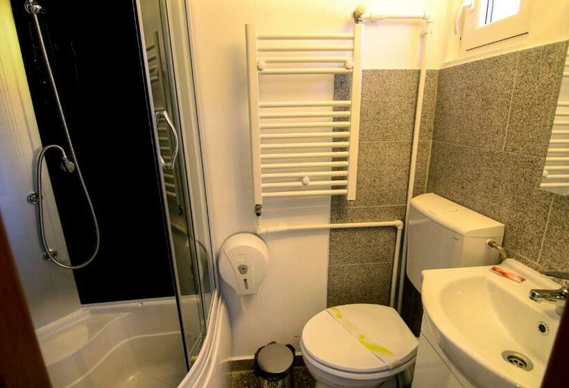 غرفة قياسية مطلة على الجبل, Lacrima Izei