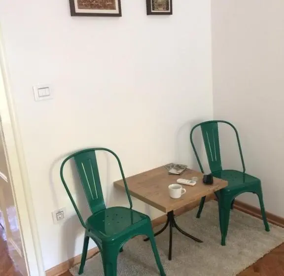 اتاق استاندارد, Cricket Park Hostel