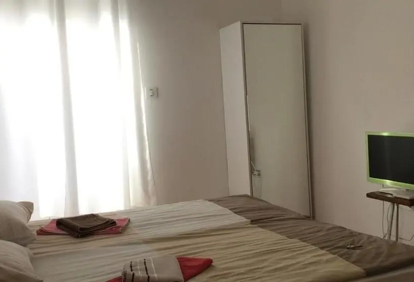 اتاق استاندارد, Cricket Park Hostel