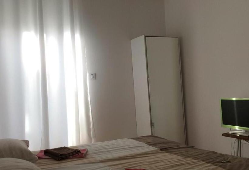 اتاق استاندارد, Cricket Park Hostel