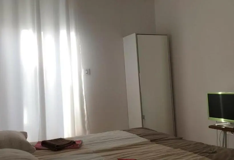 اتاق استاندارد, Cricket Park Hostel