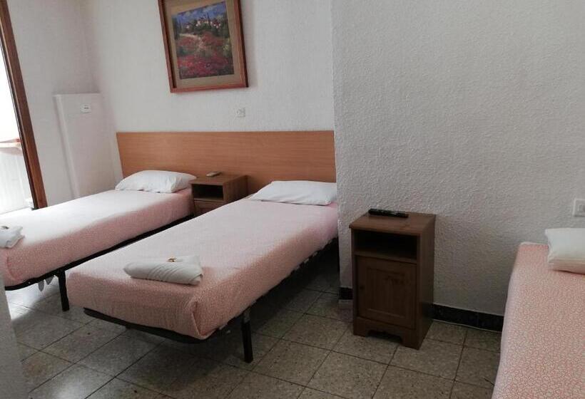 Номер Стандарт Трехместный, Pensión Fortea