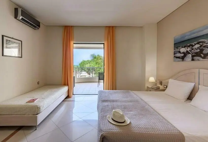 Habitación Triple Superior, Poseidon Studios