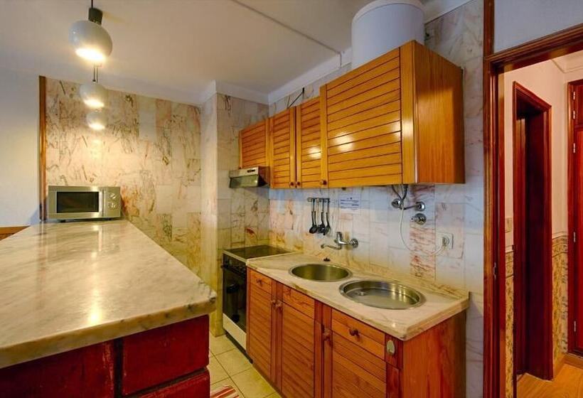 شقة غرفة واحدة, Curia Clube