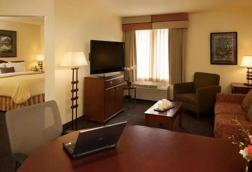 سوییت اجرایی, Larkspur Landing Extended Stay Suites Folsom