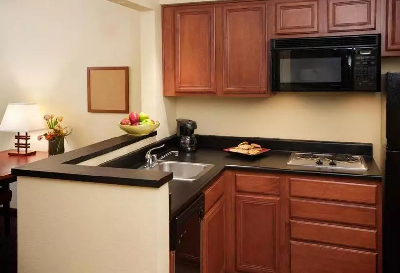 سوییت خانوادگی, Larkspur Landing Extended Stay Suites Folsom