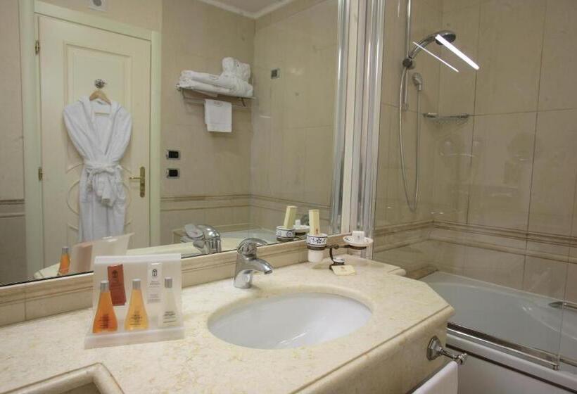 سوئیت جونیور با ماساژ آبی, Palazzo Alabardieri