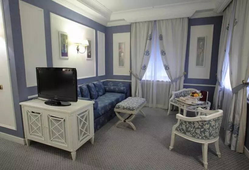 اتاق استاندارد چهار تخته, Palazzo Alabardieri