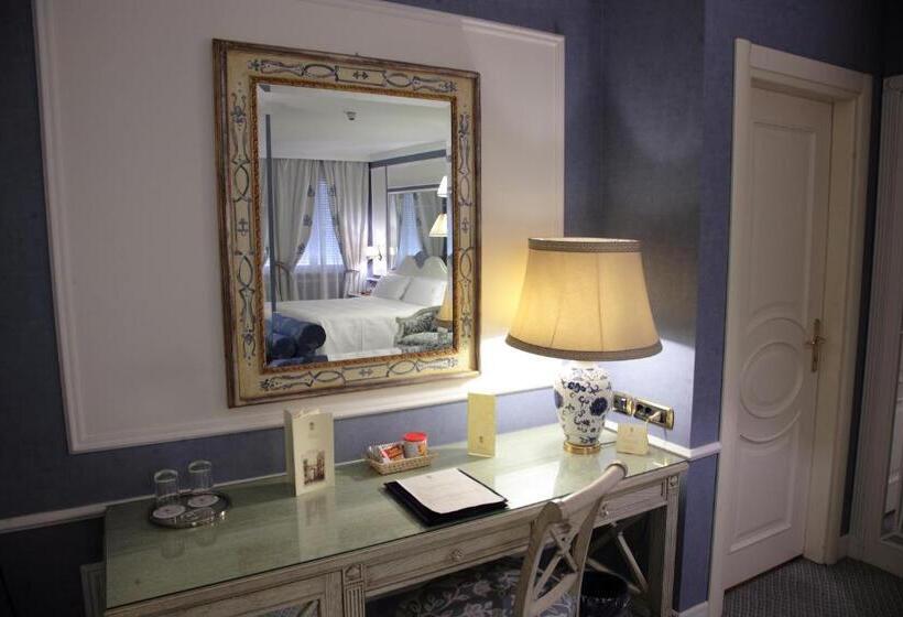 سوئیت جونیور با ماساژ آبی, Palazzo Alabardieri