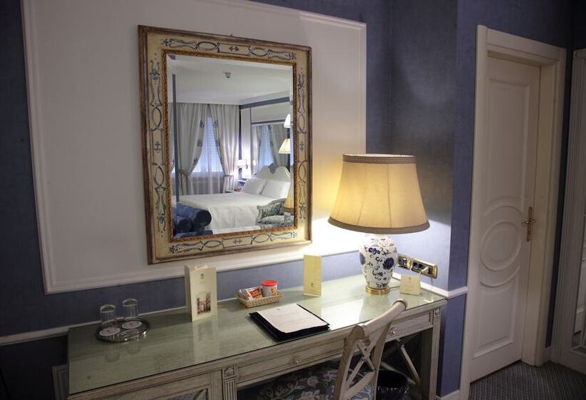 سوئیت جونیور با ماساژ آبی, Palazzo Alabardieri