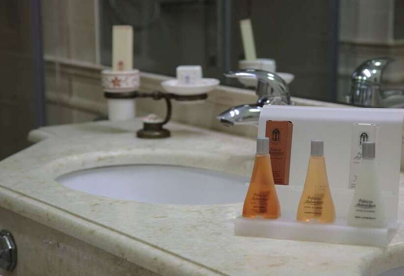اتاق استاندارد چهار تخته, Palazzo Alabardieri