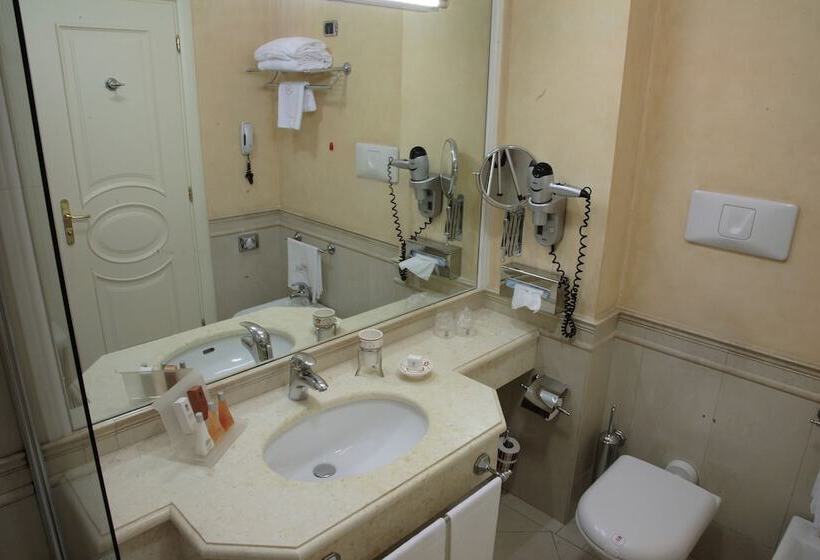 اتاق استاندارد چهار تخته, Palazzo Alabardieri